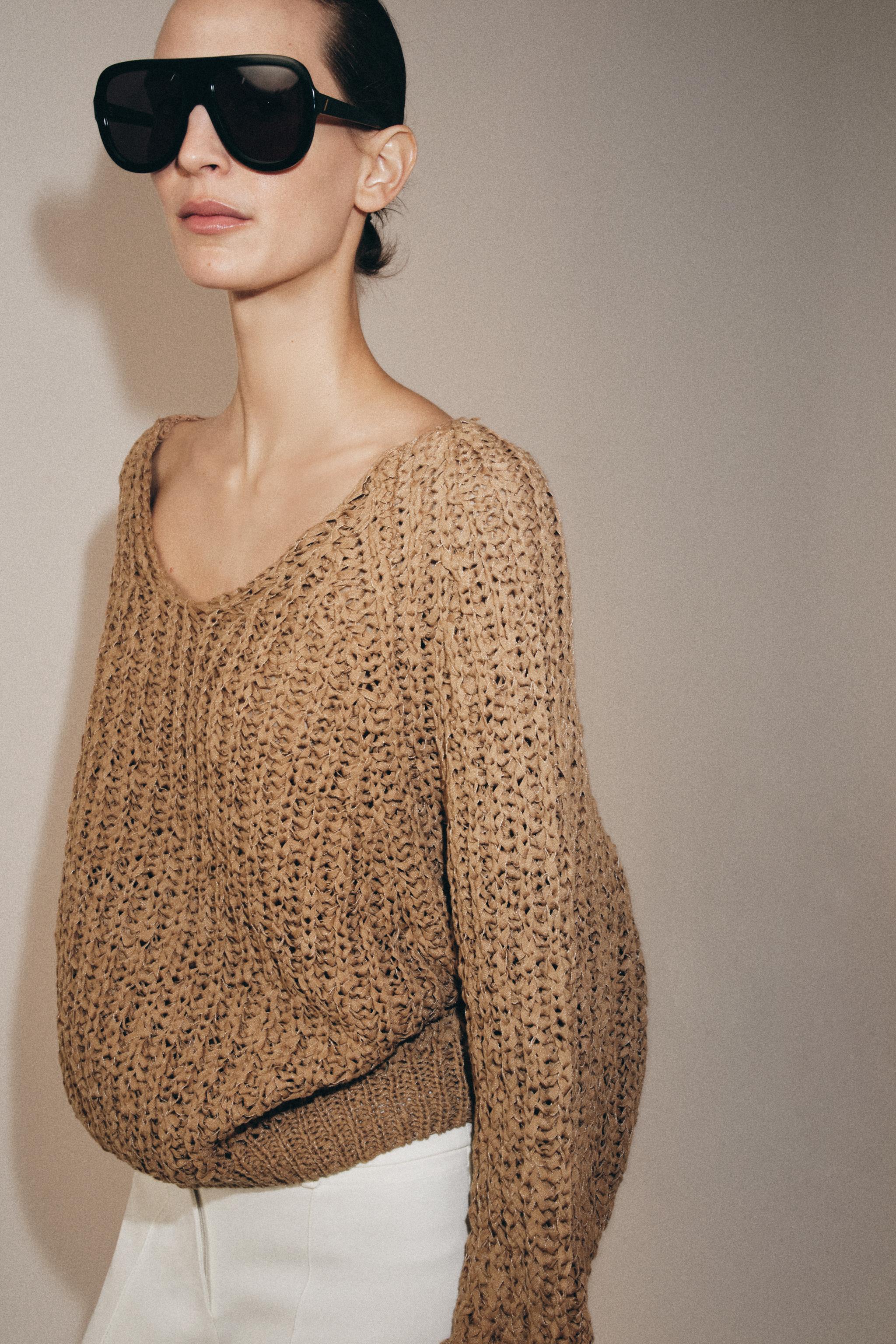 PULL EN MAILLE AVEC BANDE ENTRELACÉE